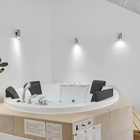 Vakantiehuis 59 With Hot Tub Tranekær